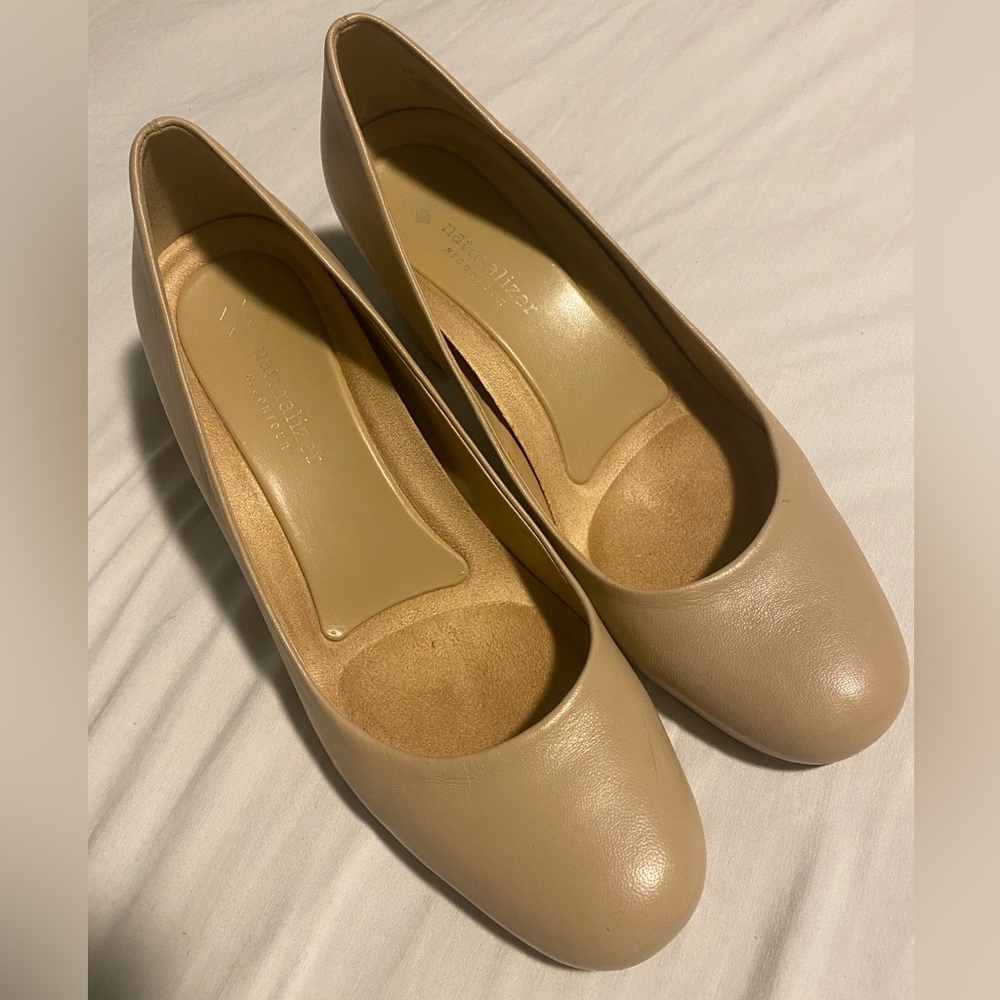 Naturalizer Cream Chucky Heel Minimalist Design